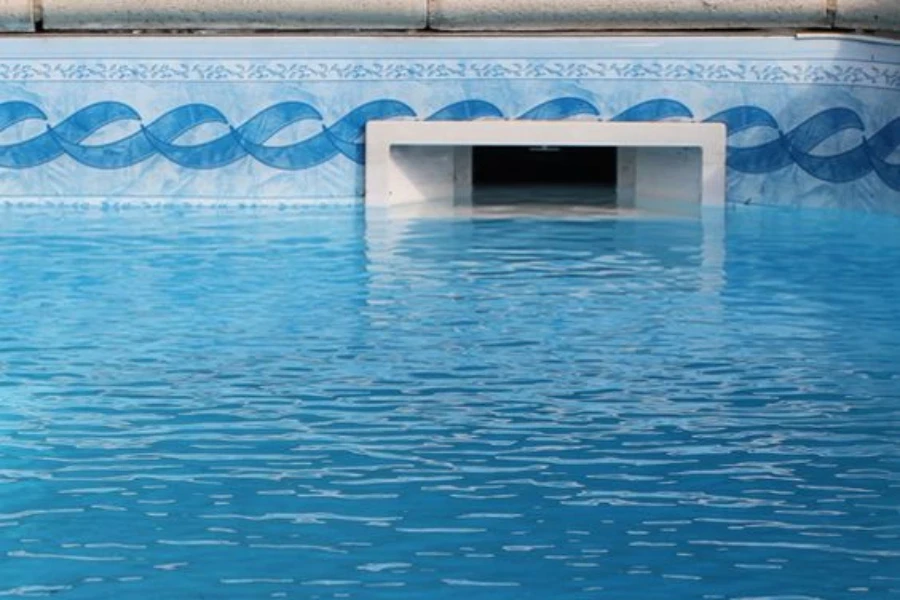 Un skimmer de piscine creusée dans une piscine plus grande