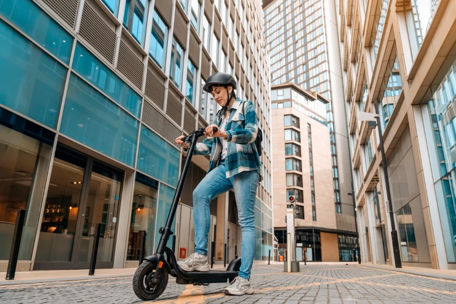 scooter eléctrico conducido por una mujer joven