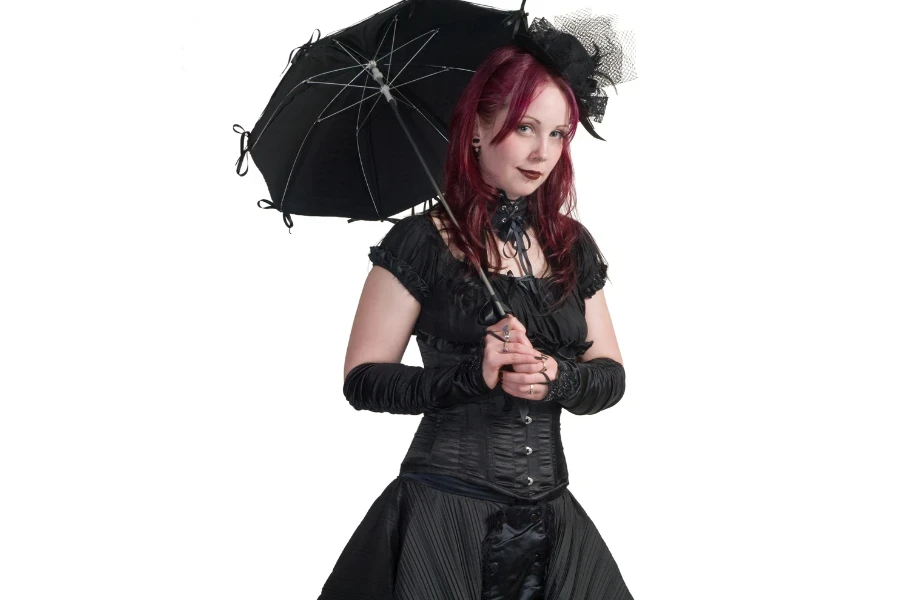 Mädchen im viktorianischen Gothic-Kleid