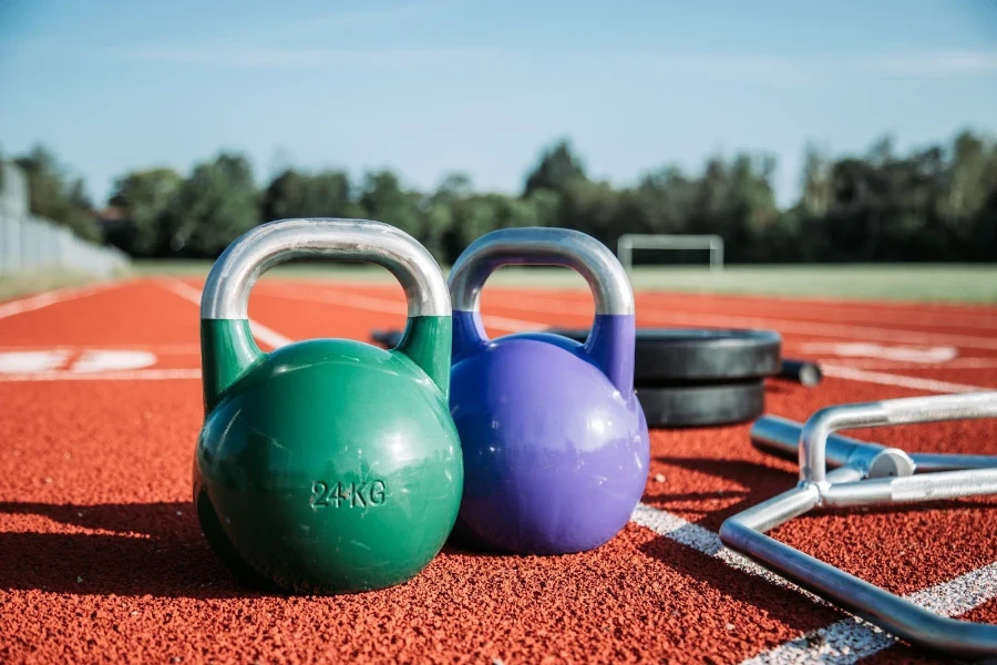 Las pesas rusas son un equipo esencial para crear un gimnasio en casa.