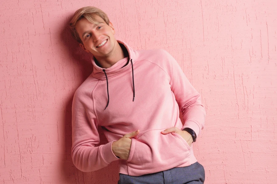 hombre con sudadera con capucha rosa