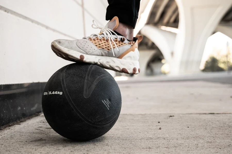 El balón medicinal es una herramienta imprescindible para el gimnasio en casa.