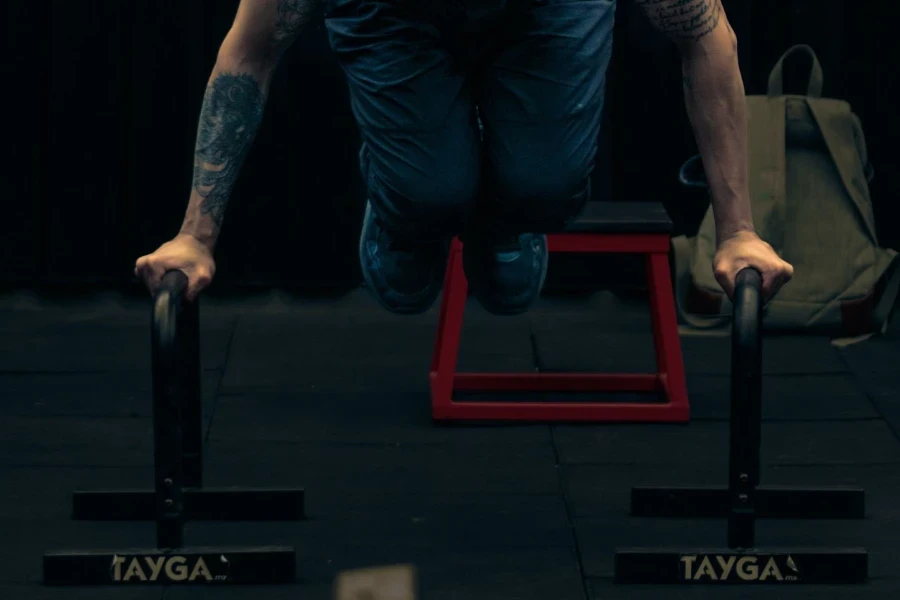 les parallettes sont un équipement indispensable pour créer une salle de gym à domicile