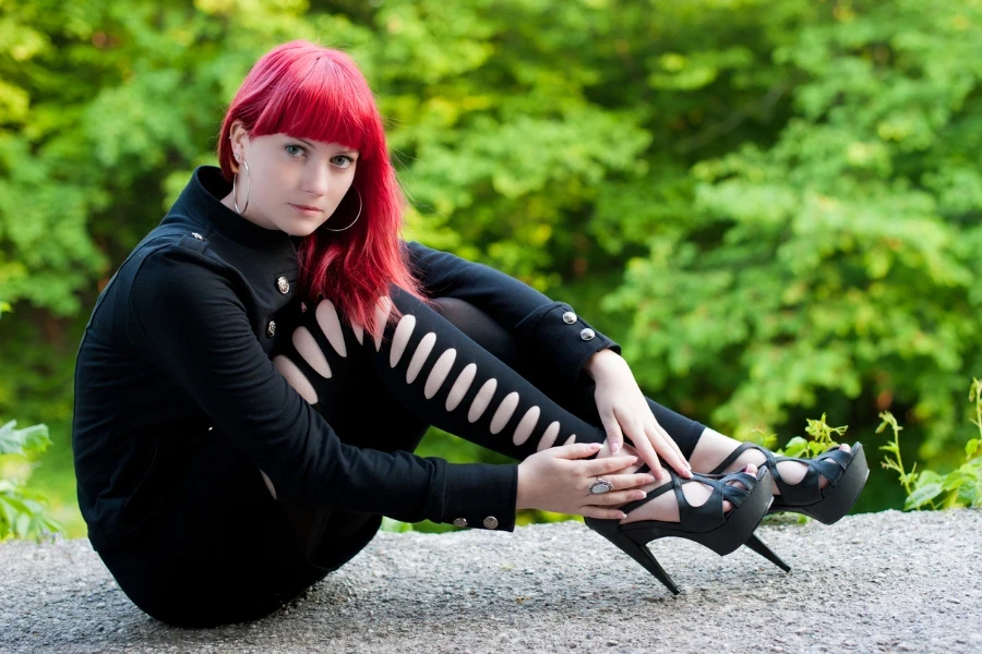 fille punk dans une paire de longs talons noirs