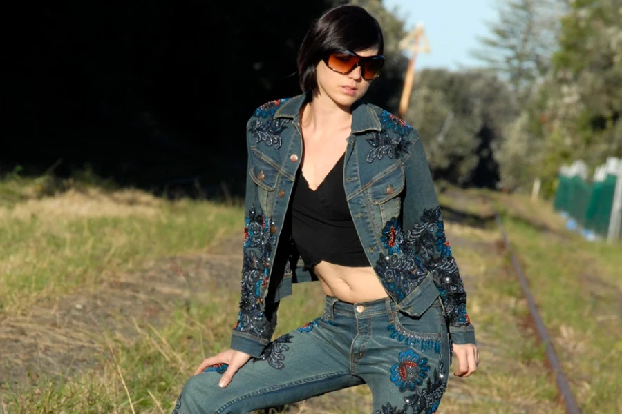 ragazza punk in giacca di jeans ricamata