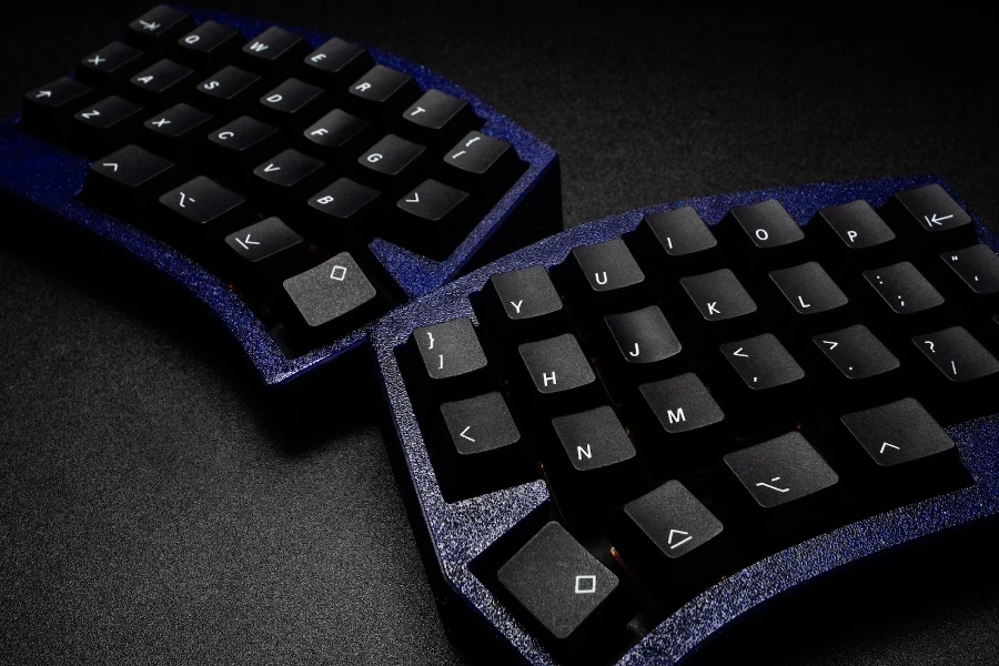 teclado mecánico negro dividido sobre fondo negro