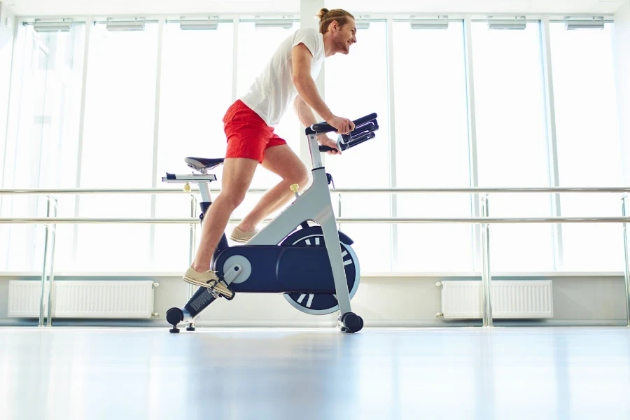 La bicicleta estática es imprescindible para el gimnasio en casa.