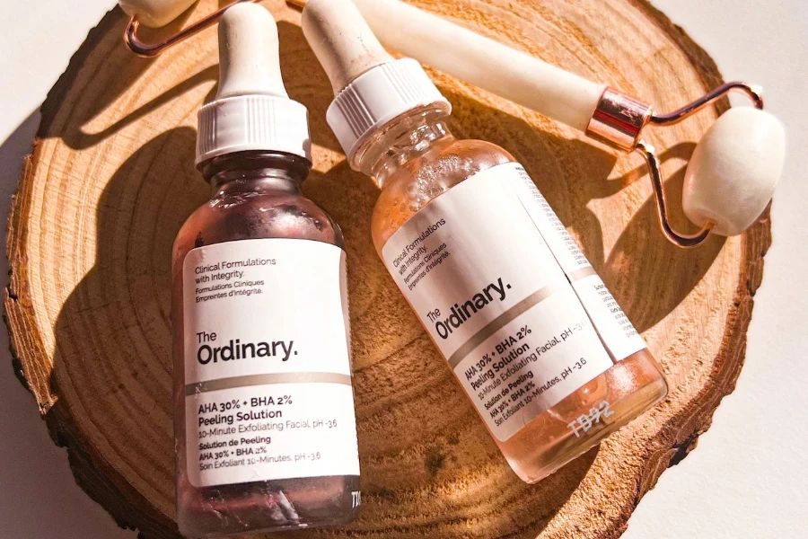 Tahta dilimi üzerinde iki şişe The Ordinary peeling solüsyonu