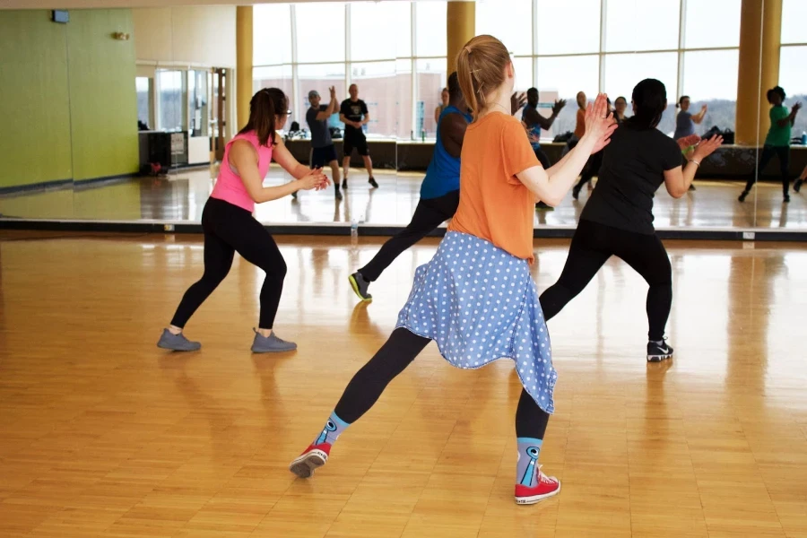 le miroir mural est un équipement indispensable pour créer une salle de sport à domicile