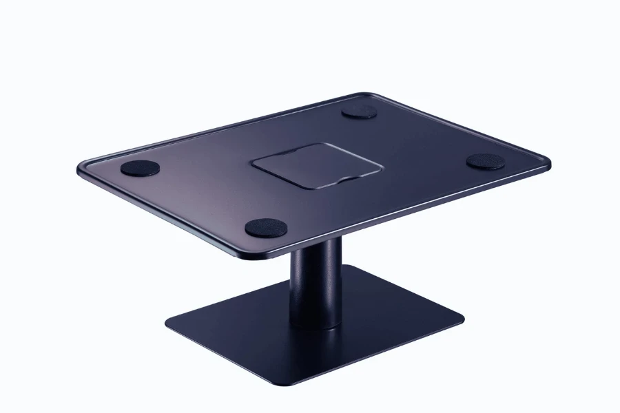 Um suporte de mesa metálico preto sobre um fundo branco