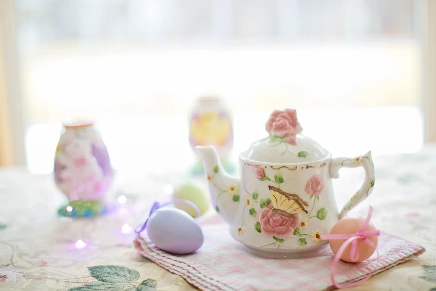 Um conjunto de chá de porcelana