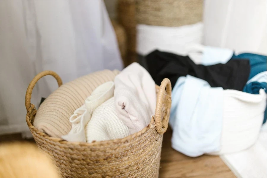 Un panier à linge avec des vêtements