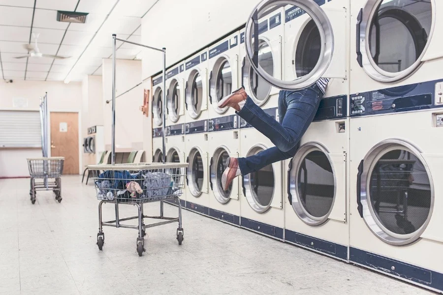 Um carrinho de armazenamento de roupa suja com rodas