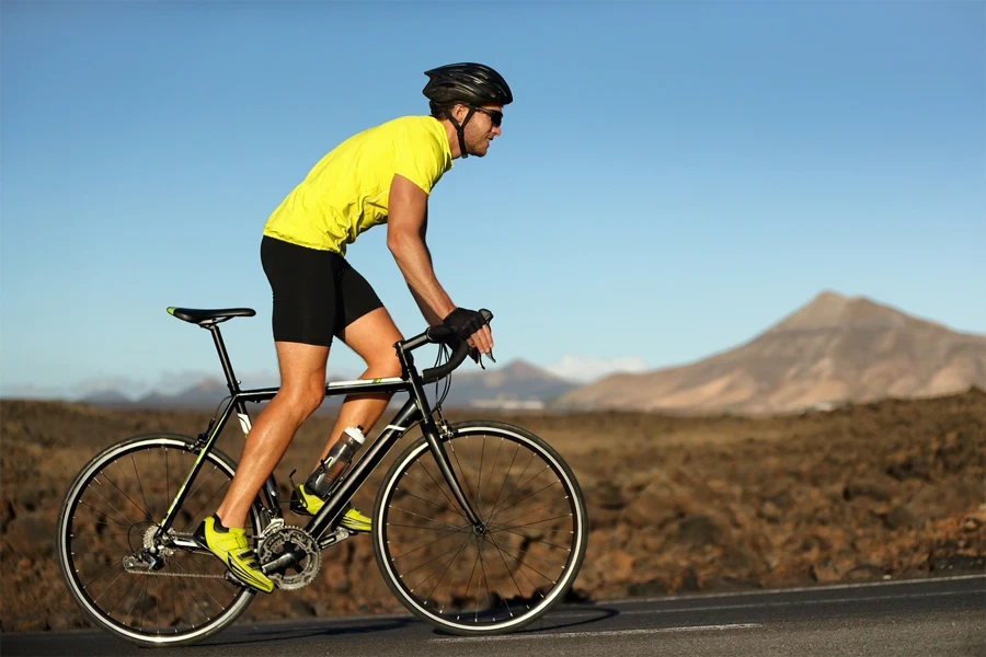 um homem andando de bicicleta de estrada