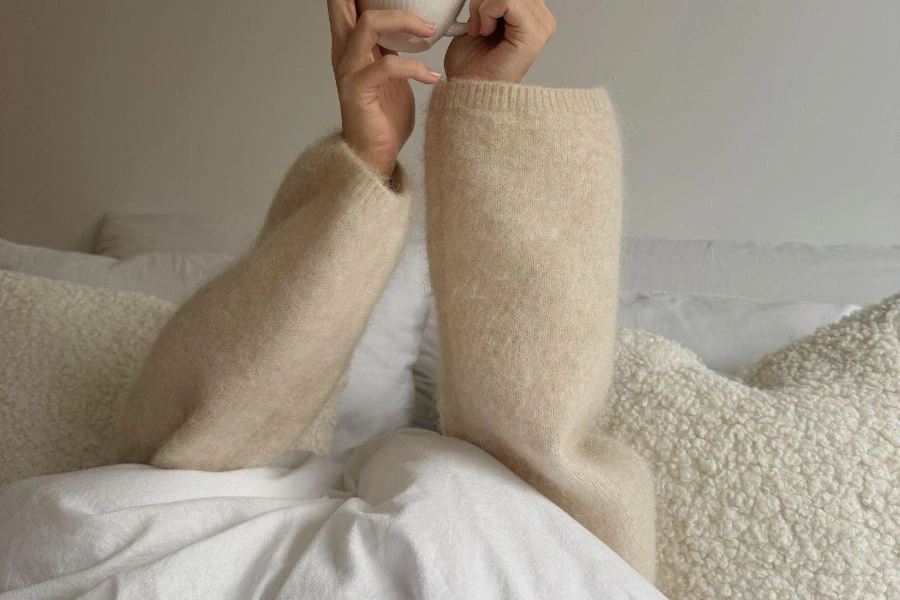 une femme couchée dans son lit