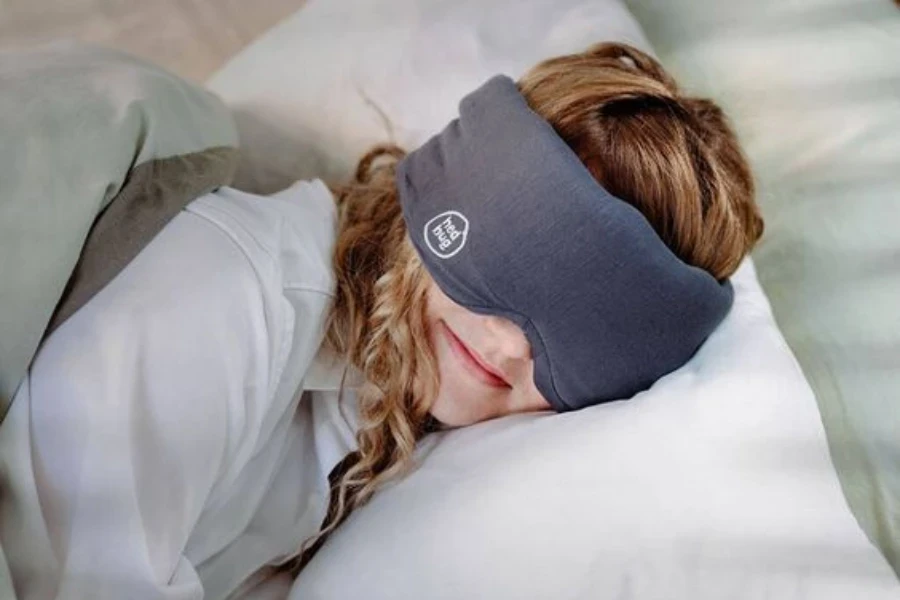 Una donna che dorme con una maschera per gli occhi appesantita