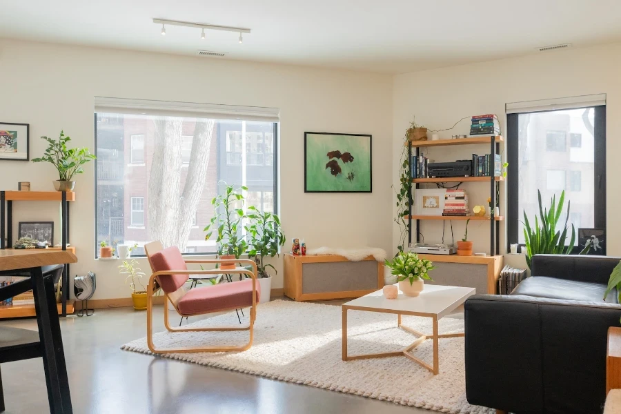 Salon d'appartement avec chaise d'appoint à ossature bois