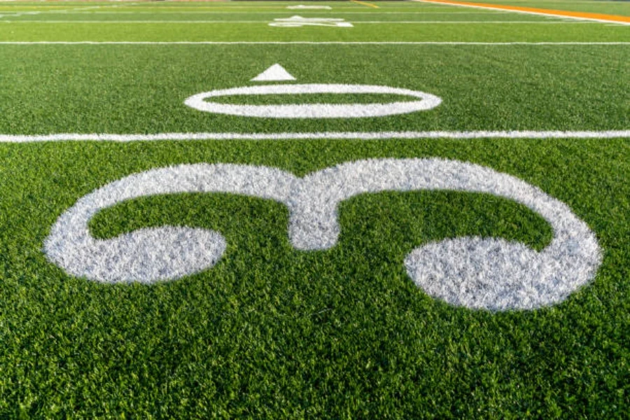 Erba artificiale dipinta con linee per campo da football americano