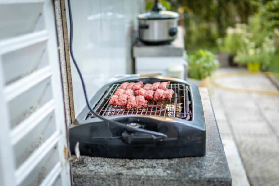 grill elettrico di base per grigliare pezzi di manzo crudo all'aperto