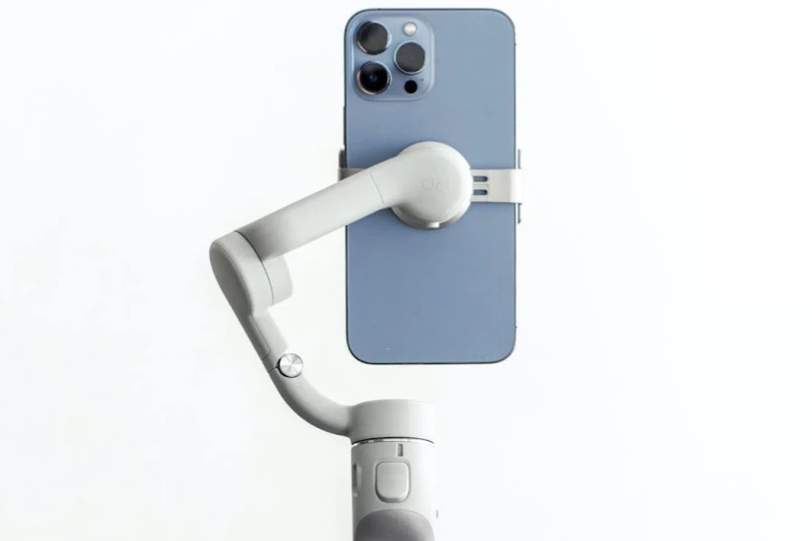 iPhone azul em um tripé branco sobre uma mesa