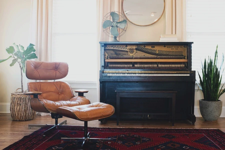 Chaise longue en cuir marron avec pouf