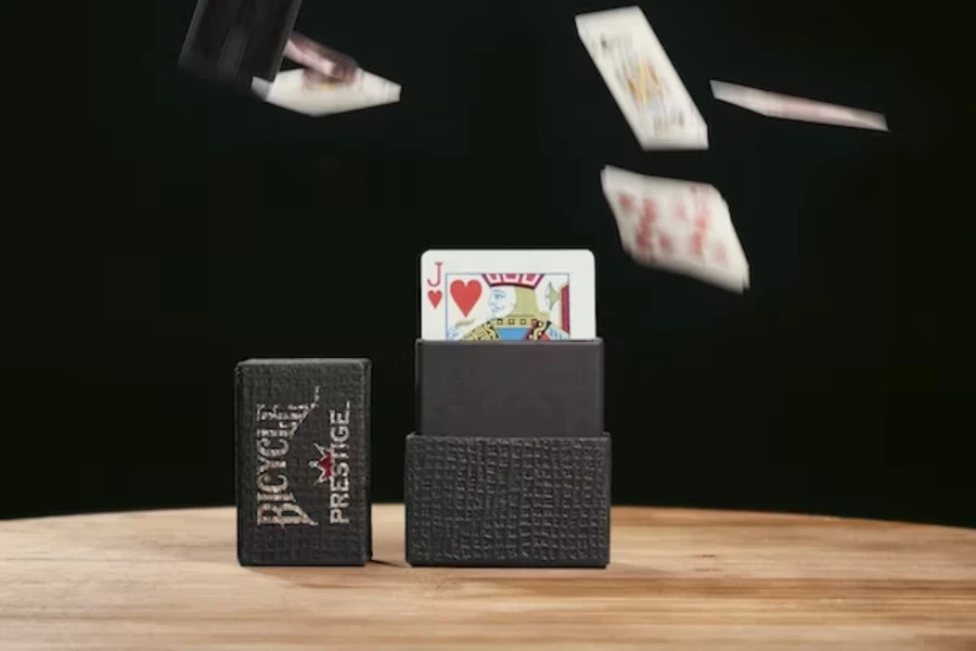 Jeu de cartes à jouer en plastique posé dans une boîte en carton noir