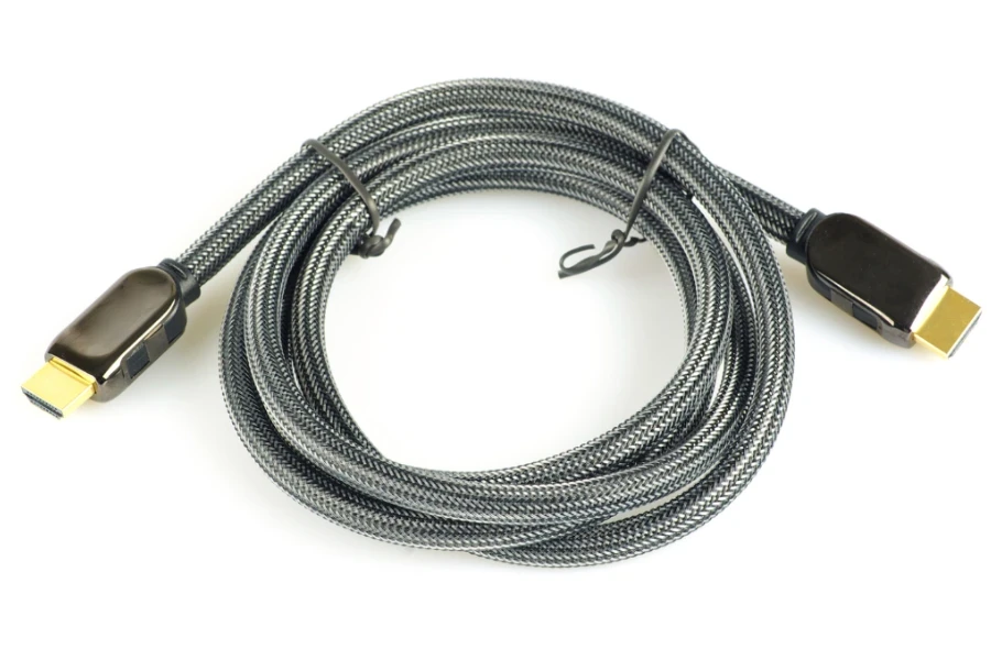 Câble HDMI enroulé gris et noir