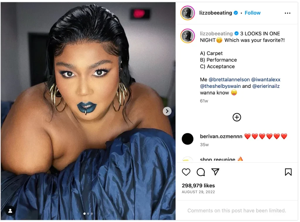 Lizzo con un vestido azul y labios azul oscuro.