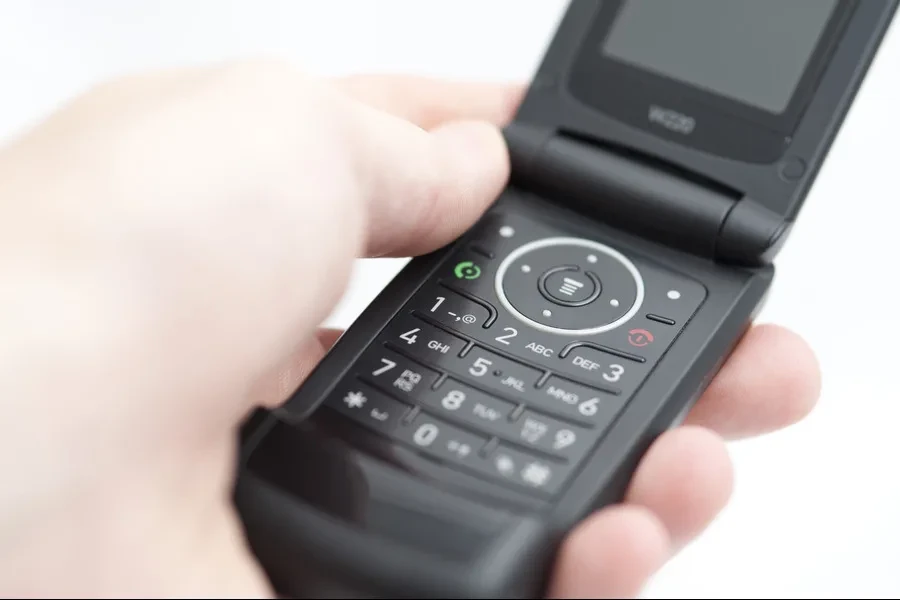 Hombre sujetando el teléfono plegable en la mano