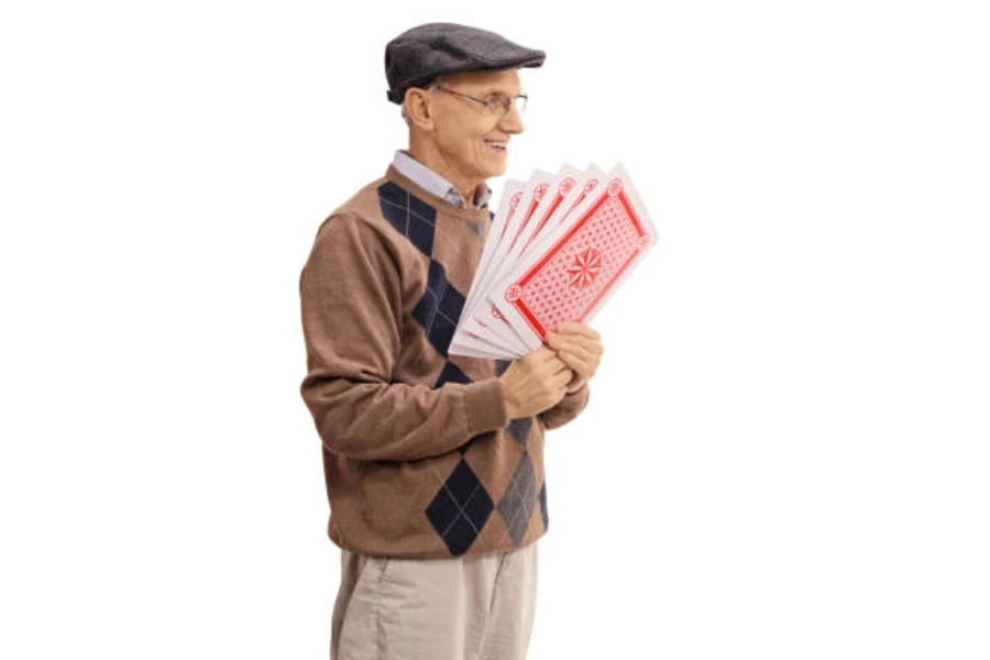 Homem segurando uma seleção de cartas de baralho de plástico gigantes