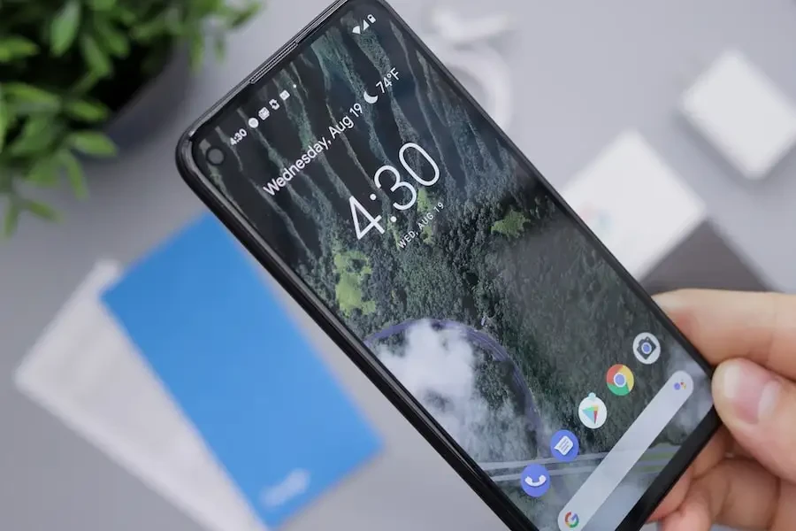 Siyah Android akıllı telefon tutan kişi