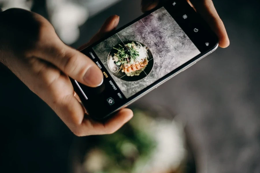 Persona tomando una foto de comida con las líneas de la cuadrícula del iPhone encendidas