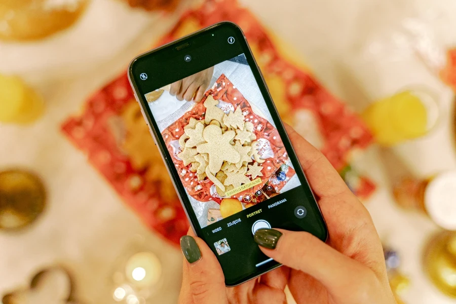 Persona tomando una foto con la cámara del teléfono.