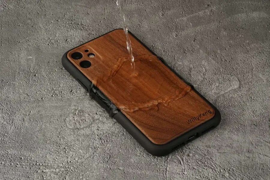 Verser de l'eau sur un téléphone robuste