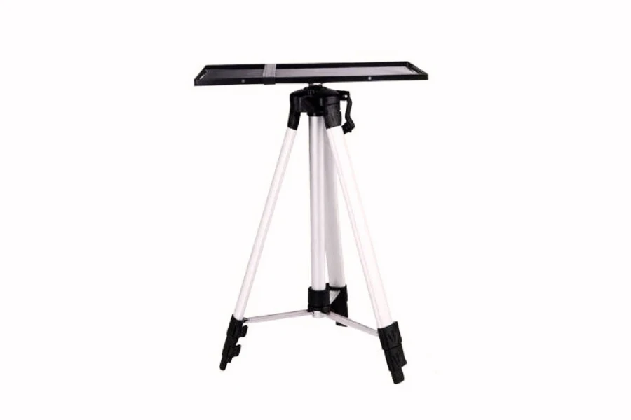 Beyaz arka planda tripod tabanlı projektör standı