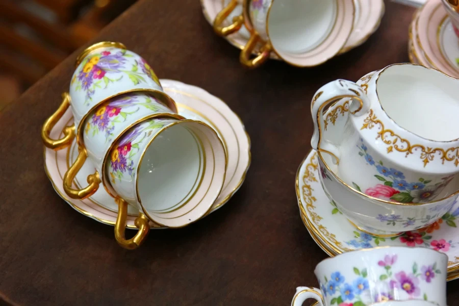 tasses à thé et soucoupes