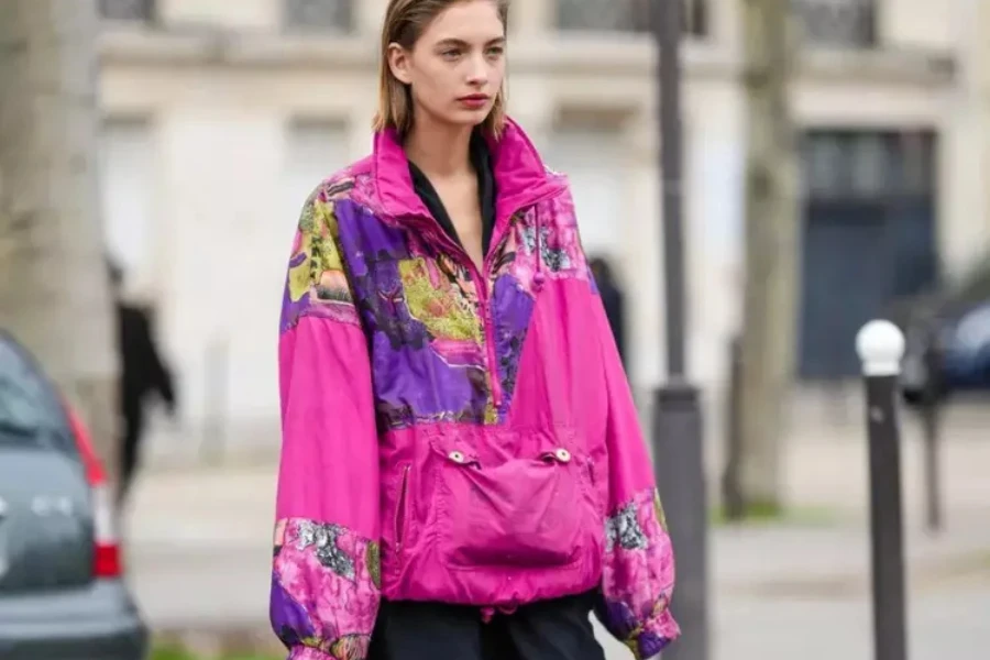 femme portant une veste de couleur violet fluo