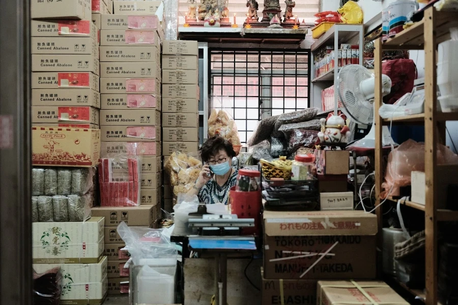 mujer sentada junto a cajas de cartón marrones