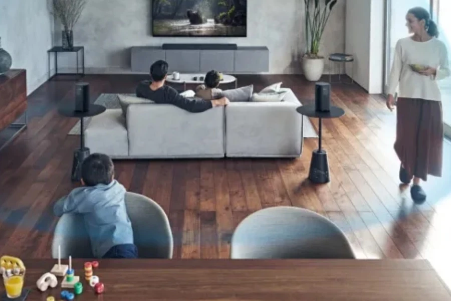 een gezin dat een film kijkt in een kleine kamer met een 360° geluidstechnologie