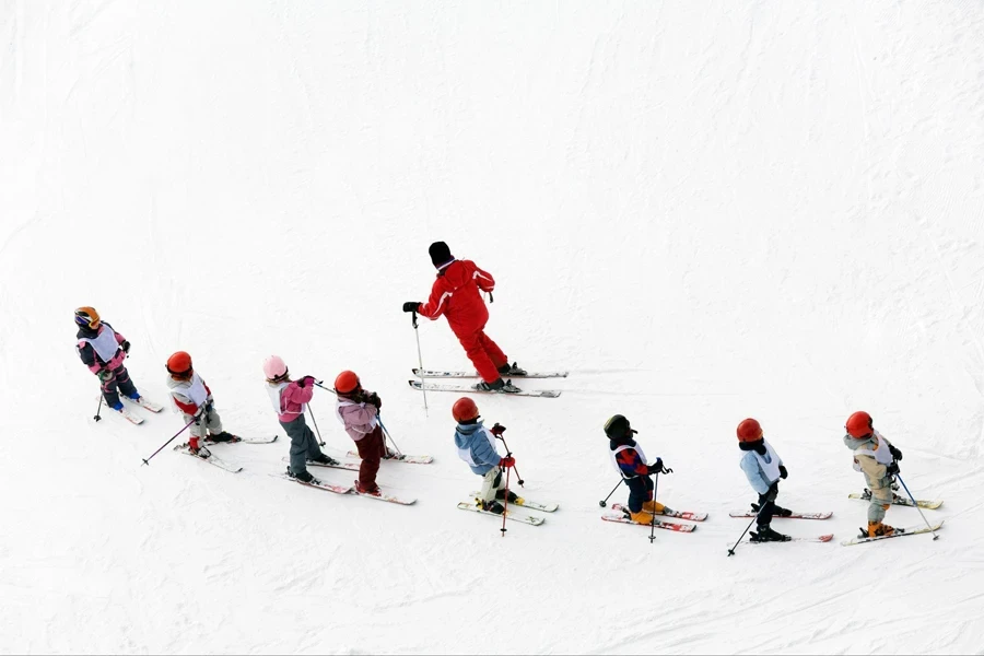 sekelompok pemain ski muda