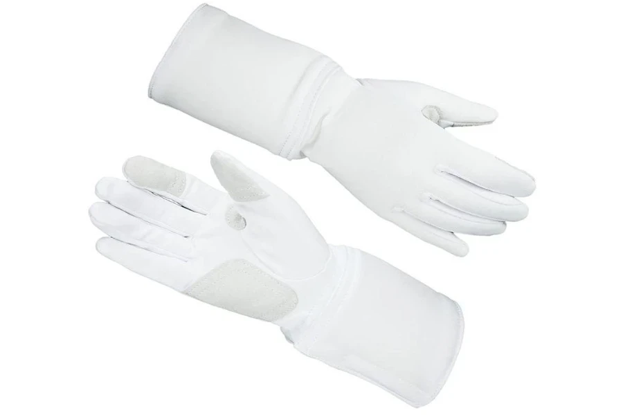 Une paire de gants d'escrime blancs sur fond blanc