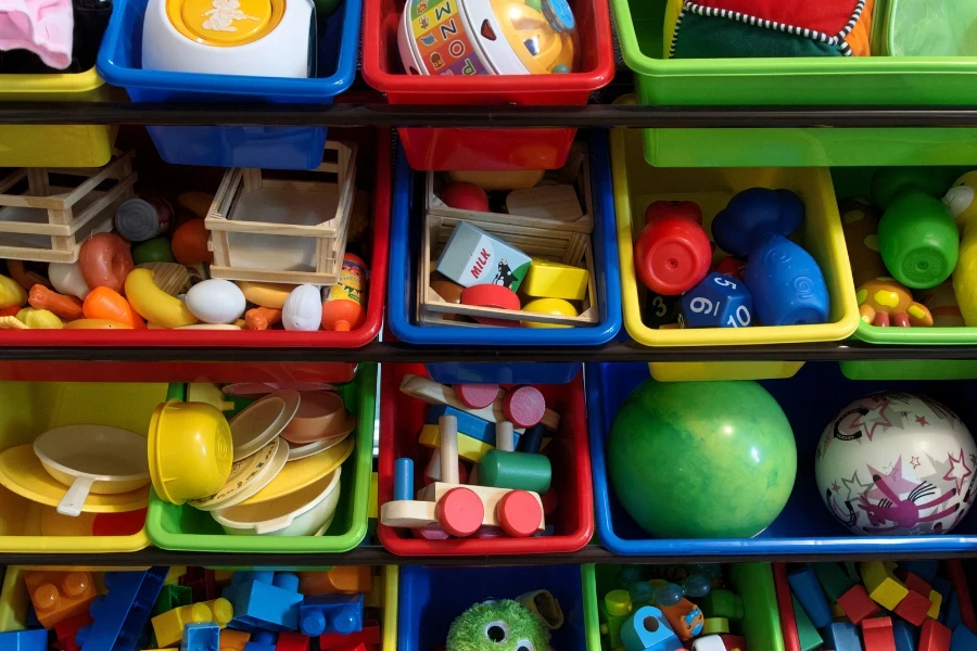 Une variété de jouets dans un bac de rangement pour jouets