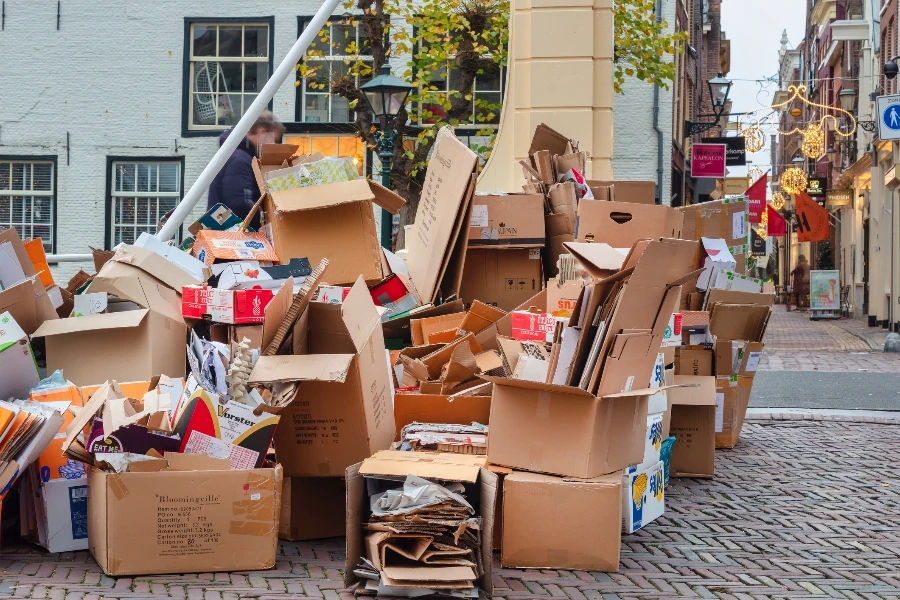 Caixas de papelão coletadas aguardando coleta