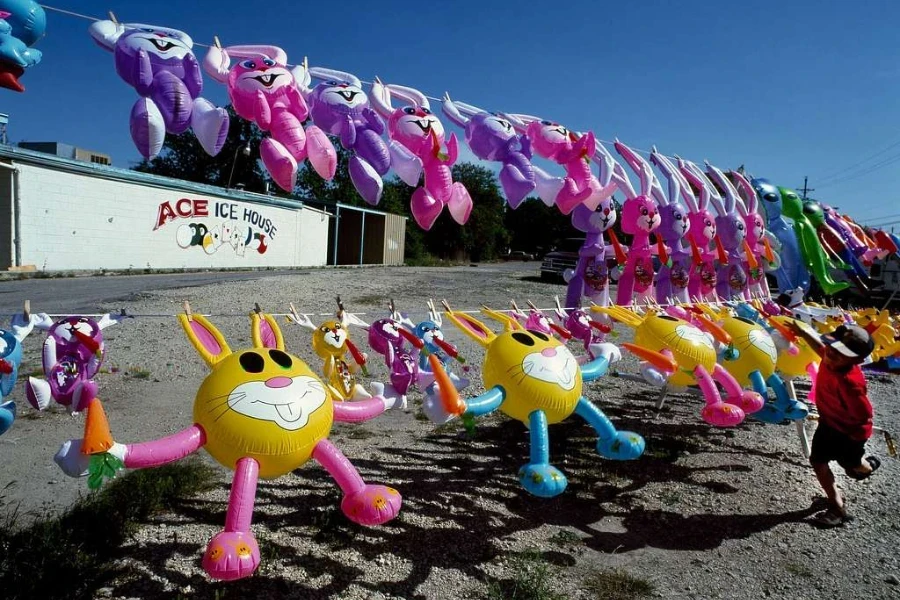 Aufgeblasene Hasen-Osterballons werden auf der Straße ausgestellt