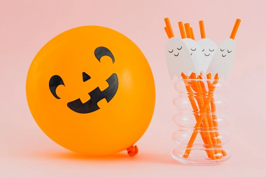 ピンクの背景にオレンジ色のカボチャのハロウィーン バルーン