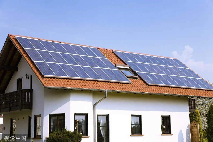 Painéis solares no telhado de uma casa