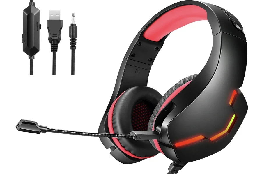 Unos auriculares para juegos rojos y negros.