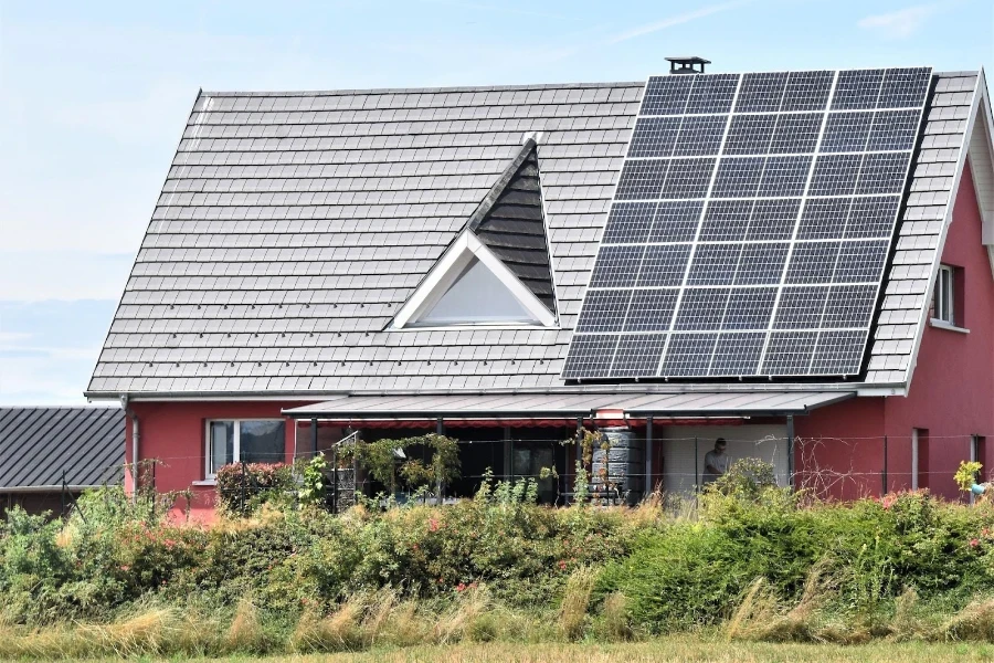 Una casa roja con techo de paneles solares.