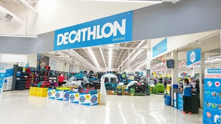 O aplicativo oferece aos clientes Decathlon uma experiência de compra integrada e envolvente. Crédito: Tharnapoom Voranavin via Shutterstock.com.