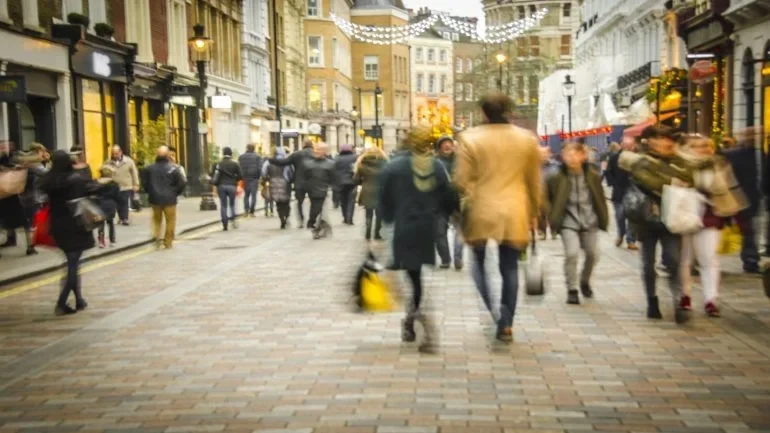 La afluencia del comercio minorista en High Street disminuyó un 2.3 % en enero de 2024. Crédito: William Barton a través de Shutterstock.com.